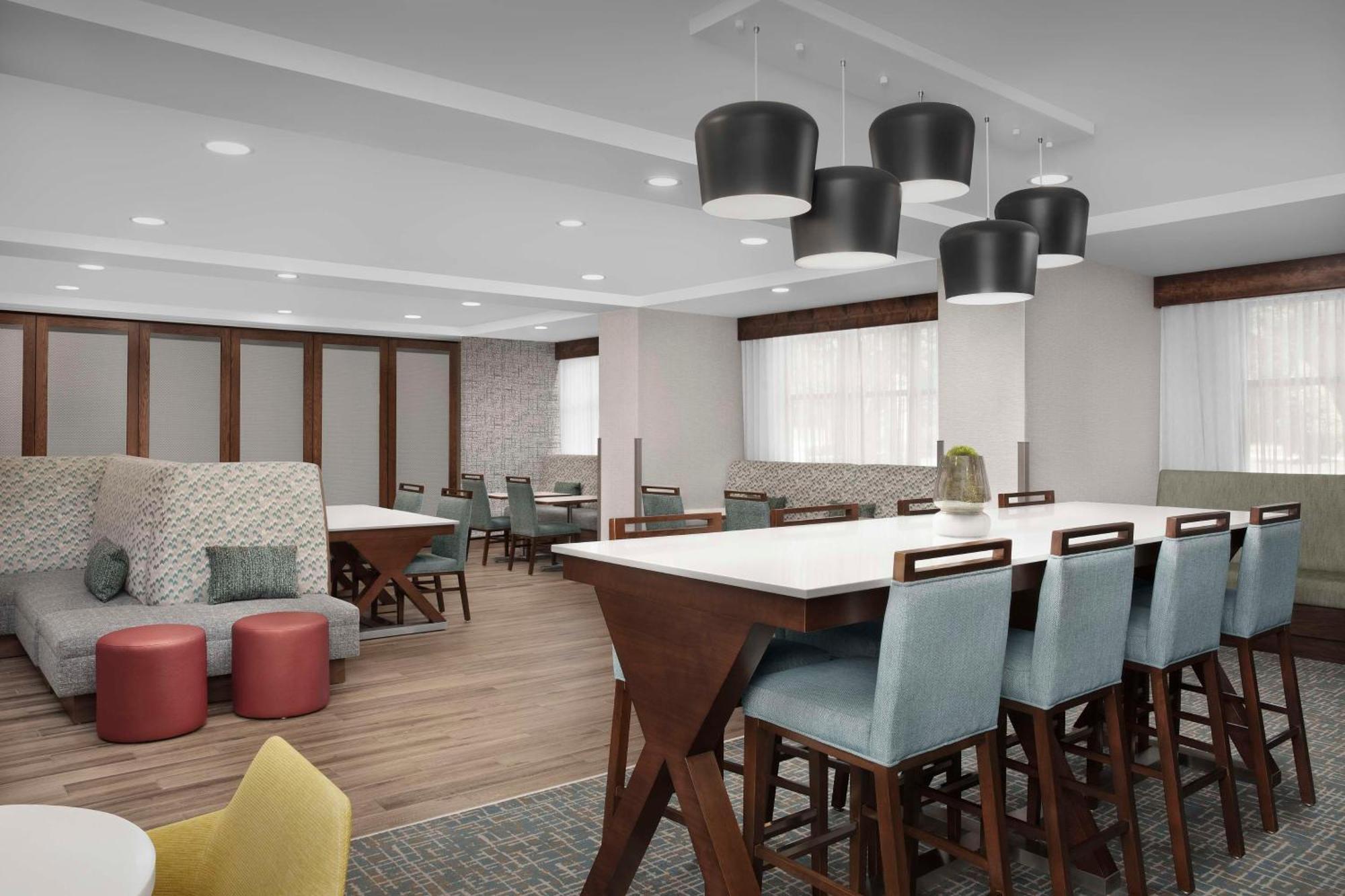 Hampton Inn Дандрижд Екстериор снимка